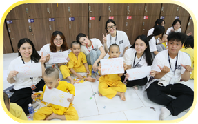 Thành viên AIESEC cùng trẻ em tại trung tâm bảo trợ